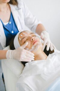 Women-getting-a-facial 